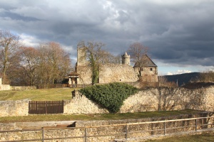 Blick vom groen Burghof zur Hauptburg - Bildautor: Matthias Pihan, 13.04.2013